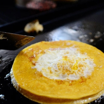 1. Этап. Яичница в тортилье: Когда яйцо схватится, аккуратно переворачиваем нашу конструкцию и обжариваем яичницу с другой стороны.