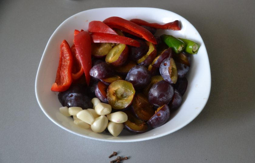 1. Этап. Кетчуп из слив: Сливы очистите от косточек. Очистите чеснок. Очистите и порежьте на дольки болгарский перец. Перец чили можно не чистить от семян, если любите поострее.