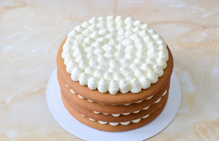 1. Этап. Торт Северный мед: Так соберите торт. Поставьте его в коробку для торта с крышкой и уберите в холодильник на пропитывание на сутки.