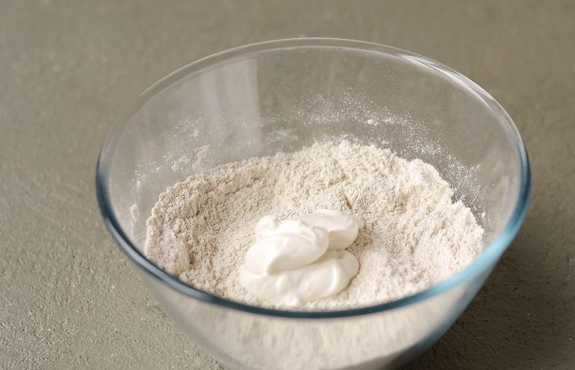 1. Этап. Ржаные булочки без дрожжей: Постепенно начните добавлять сметану.