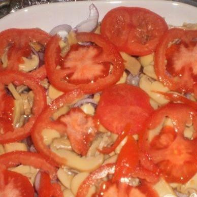 1. Этап. Мясо с грибами и помидорами: 3. Очень тоненькими кружочками нарезаем помидоры, и затем распределяем их равномерно на грибном слое. С помидоров надо предварительно снять кожицу, ошпарив их кипятком.