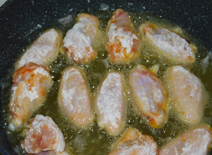 1. Этап. Куриные крылышки с паприкой: И обжарьте в большом количестве масла. Затем выложите на тарелку, застеленную салфетками, чтобы они впитали лишний жир.