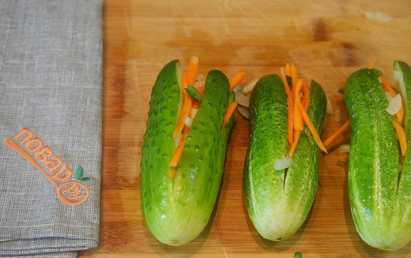 1. Этап. Огурцы по-корейски на закуску: 5. Огурцы хорошо промойте от соли и начините овощами.