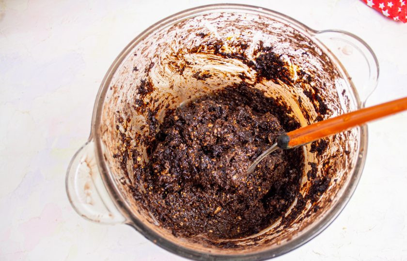 1. Этап. Конфеты Здоровье: Измельчите в однородную массу. Если блендер плохо справляется с измельчением, то добавьте пару столовых ложек холодной воды.