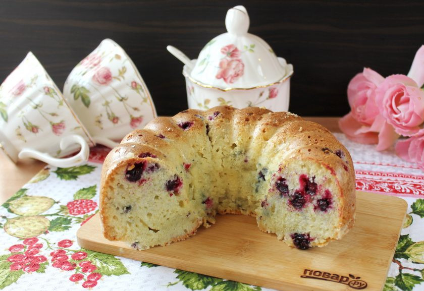 1. Этап. Простой ягодный пирог: Пирог охладите и нарежьте. Можно подать его крошкой вниз.