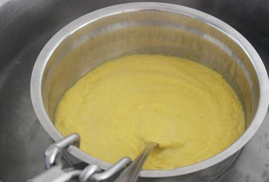 1. Этап. Морковное пюре для детей: 4. Переложите пюре в небольшую мисочку и установите на водяную баню.