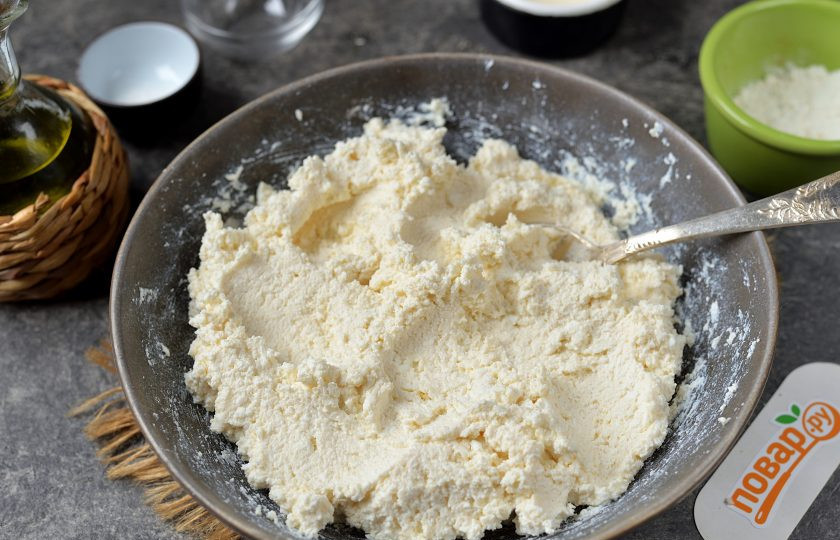 1. Этап. Cырники из зерненого творога: Тщательно перемешайте творог до однородности и дайте минут 10 постоять, чтобы манка хорошо набухла.