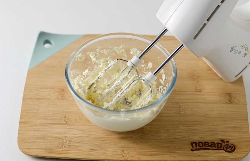 1. Этап. Вегетарианский медовик: Растительный спред нарежьте кубиками, взбейте миксером до однородной консистенции.