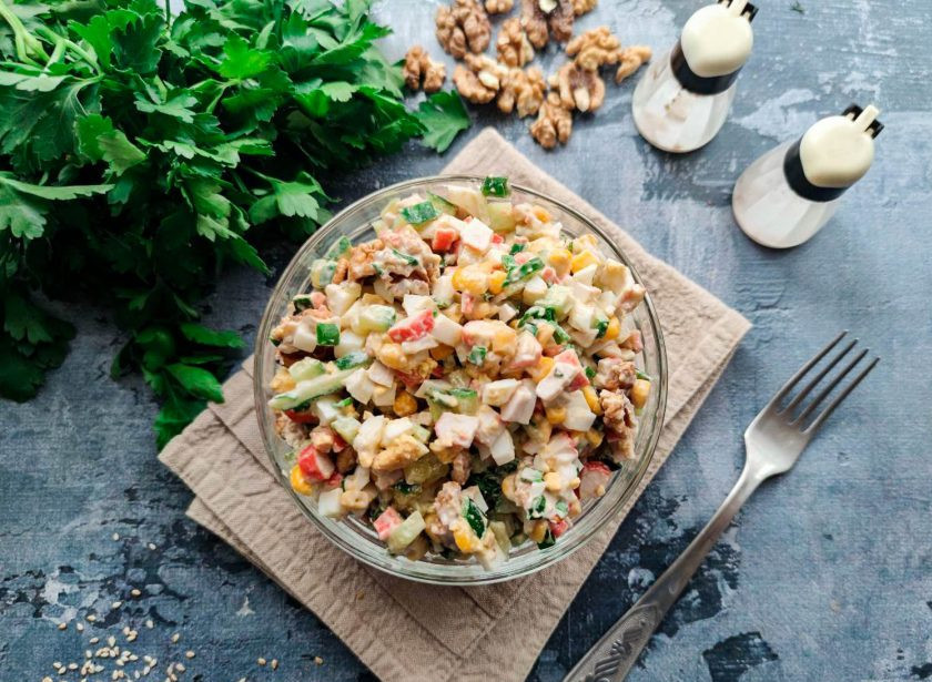 1. Этап. Крабовый салат с грецкими орехами: Крабовый салат с грецкими орехами готов. Приятного аппетита!