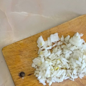 1. Этап. Суп Лохматый: Лук очистить, мелко нарезать и обжарить на сливочном масле.