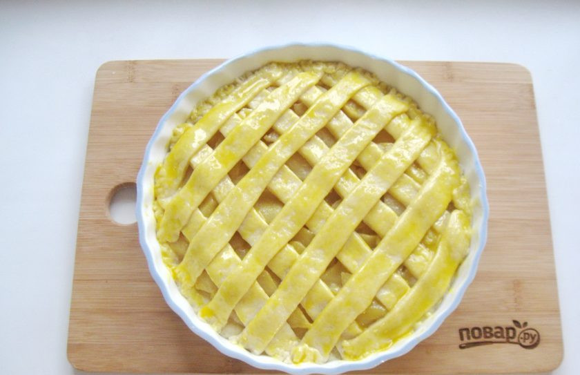 1. Этап. Яблочный пирог Джейми Оливера: Смажьте пирог яйцом и отправьте в духовку, разогретую до 175-180 градусов.