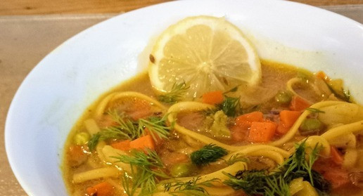 1. Этап. Семиа упма: Влить лимонный сок. Посыпать упму укропом. Разложить по тарелкой. Подавать с лимонным слайсом. Приятного аппетита.