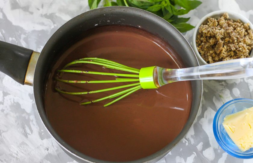 1. Этап. Домашняя паста Нутелла: Поместите емкость на плиту и доведите практически до кипения - какао вмешается и масса станет шоколадной.