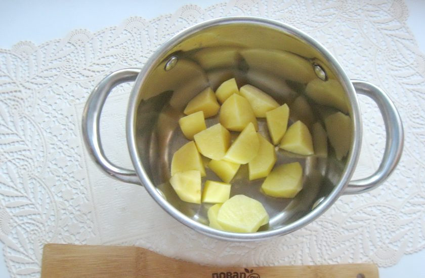 1. Этап. Суп-пюре из тыквы и цветной капусты: Картофель очистите, помойте и нарежьте произвольно. Выложите в кастрюлю.