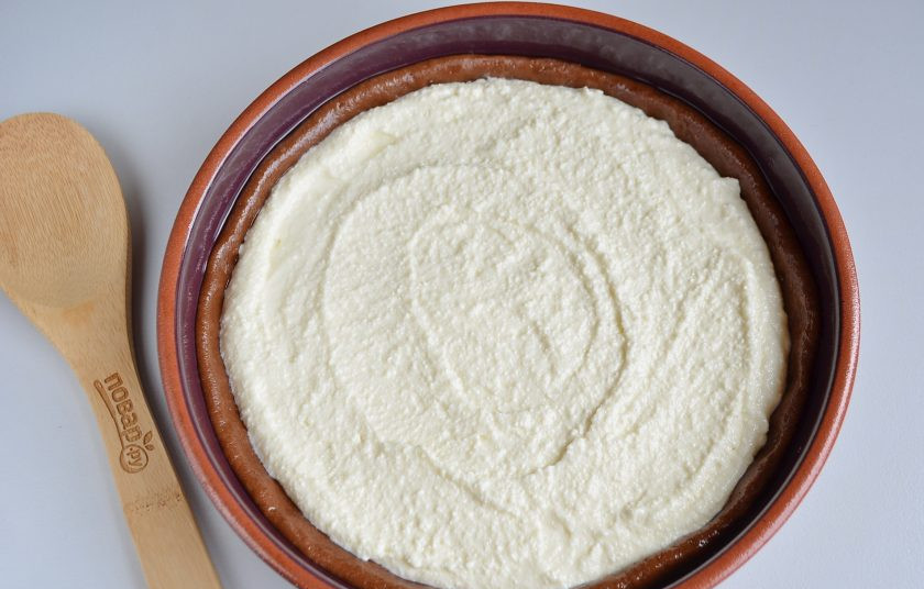 1. Этап. Шоколадная кростата: Разровняйте творожную массу.