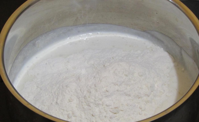 1. Этап. Оладьи на дрожжах и кефире: 7. Муку заранее просеиваю, чтобы выпечка получилась более воздушной. Порционно ввожу ее в кастрюлю.