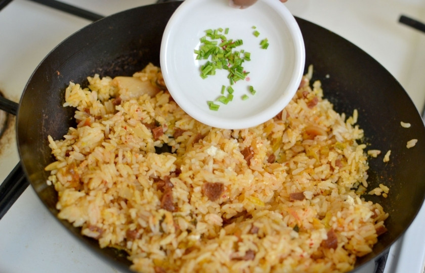 1. Этап. Кимчи с рисом: Посолите, поперчите. Добавьте давленный чеснок, соевый соус и рубленный зелёный лук.