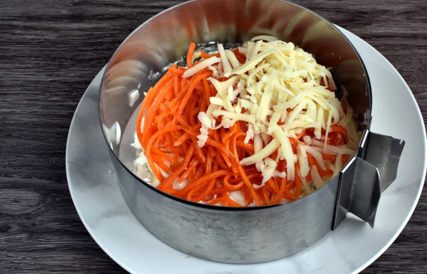 1. Этап. Салат «Африка»: Затем выложите слой корейской моркови. Сверху натрите сыр. Смажьте майонезом.