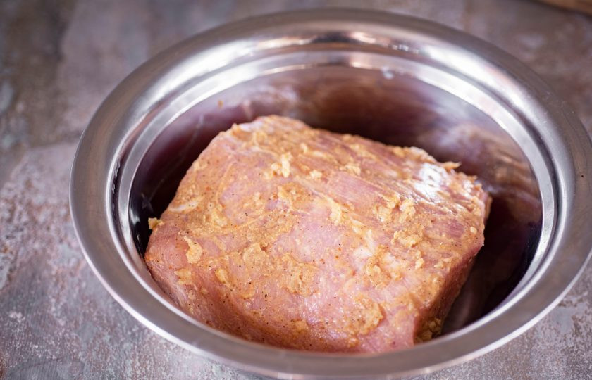 1. Этап. Свинина в аэрогриле: Мясо хорошенько обмажьте пастой со всех сторон втирающими движениями, выложите в достаточно глубокую миску, накройте тарелкой и поставьте на полку холодильника не менее, чем на 4 часа.