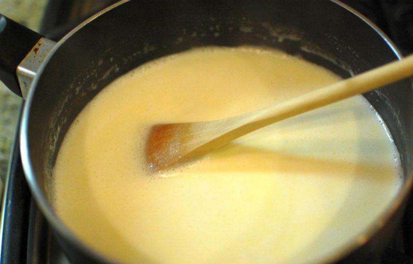 1. Этап. Открытый пирог с заварным кремом: 3. В это же время в сотейник вылейте молоко и добавьте сливочное масло, варите до растворения масла.