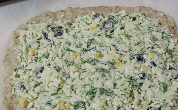 1. Этап. Фарш в духовке: Делаем два рулета: фарш разравниваем, выкладываем равномерно начинку, оставьте место по краям. С помощью пленки аккуратно заверните рулет.