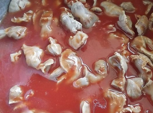 1. Этап. Гуляш из желудков куриных: Добавляем по вкусу соль и перец. Можно добавить пряных трав. Готовим примерно минут 25.