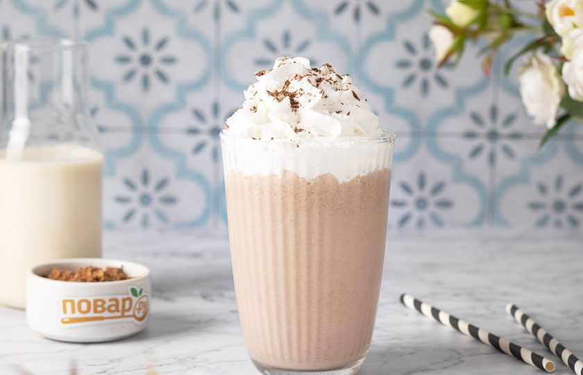 1. Этап. Шоколадно-молочный коктейль с мороженым: Перелейте коктейль в стакан, сверху украсьте взбитыми сливками и тертым шоколадом.