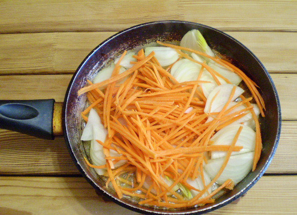 1. Этап. Картошка с морковью и луком: 4. Жарить овощи до полной готовности. Я иногда жарю на свином жиру, блюдо становится более калорийное, со вкусом сала, очень вкусно!