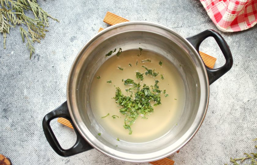 1. Этап. Салат из дыни и нектарина: Кастрюлю поставьте на медленный огонь и, мешая, доведите массу до прозрачности и загущения. Листочки мяты отделите от стеблей и мелко порежьте, перемешайте. Соус полностью остудите, положив на поверхность пленку.