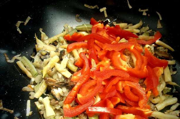 1. Этап. Садж: Отваренную стручковую фасоль выкладываем на сковороду, обжариваем пару минут вместе с грибами и луком, затем добавляем перец.