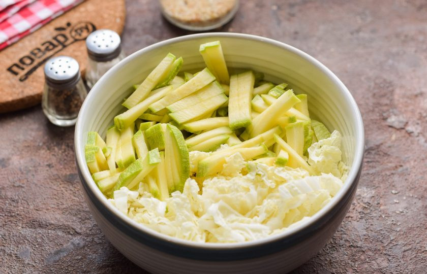 1. Этап. Салат из пекинской капусты и кабачков: Переложите в миску кабачки и капусту.