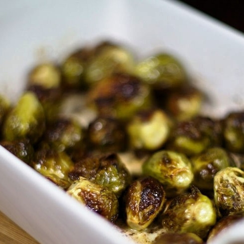 1. Этап. Гарнир из брюссельской капусты: Запекаем примерно 40 минут, время от времени перемешивая, чтобы капуста пропеклась равномерно.