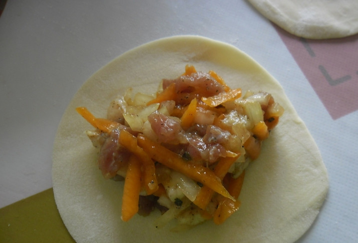 1. Этап. Сочные манты: На каждую лепешку выкладываем начинку.