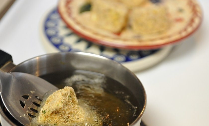 1. Этап. Жареный сыр Камамбер: Опускайте кусочки сыра в кипящее растительное масло и жарьте до золотистого цвета.