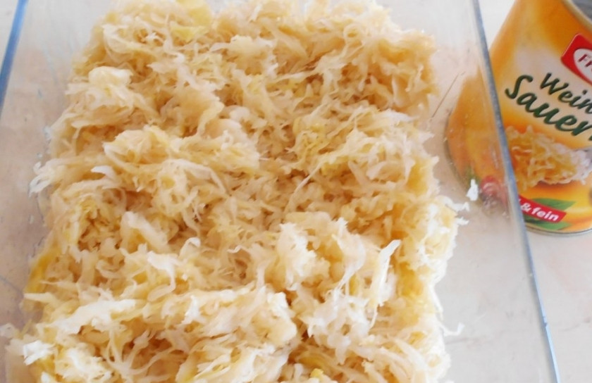 1. Этап. Свиная ножка по-баварски: 6. В форму для выпекания помещаем кислую капусту.