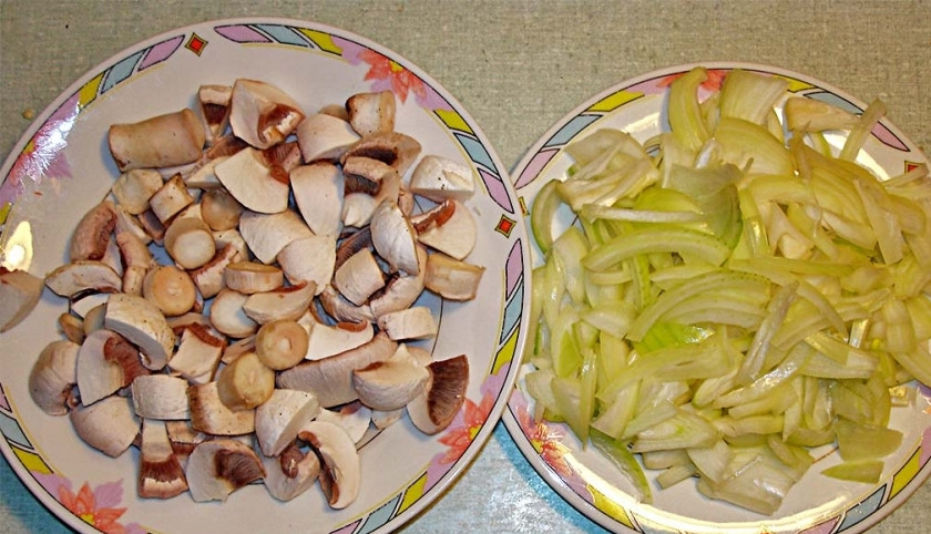 1. Этап. Печень по-деревенски: Грибы - кусочками среднего размера, лук - тонкими полукольцами.