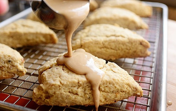 1. Этап. Овсяные британские сконы: 7. Полейте выпечку глазурью и подавайте десерт к столу.