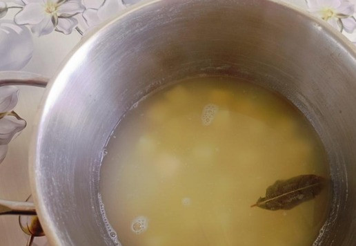 1. Этап. Кулеш с купатами и вялеными томатами: В кастрюлю налить воду, довести до кипения и положить нарезанный кубиками картофель и промытое пшено. Пшено варится 20 минут. Поэтому я его буду варить вместе с картошкой.