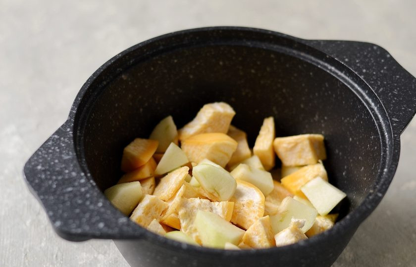 1. Этап. Суп-пюре из репы: Репу очистите, нарежьте кубиками. Яблоки тоже очистите от кожуры и нарежьте ломтиками. Переложите в кастрюлю, добавьте соль, ухцо-сунели и молотый перец. Потушите 2-3 минуты.