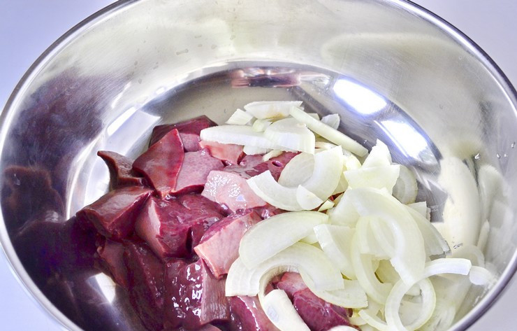 1. Этап. Блинчики из печени говяжьей: 1. Первый этап - это подготовка ингредиентов. Печень необходимо вымыть и слегка просушить. Очистить луковицу и нарезать на 4-6 частей.