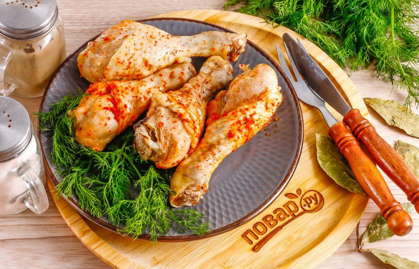 1. Этап. Куриные голени на пару: Готовое блюдо аккуратно выложите из поддона на тарелку, украсьте свежей зеленью и подайте к столу горячим. Можно дополнить каким-нибудь гарниром.