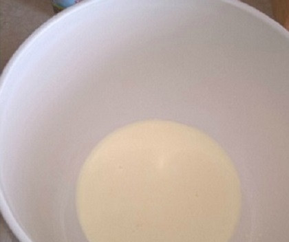 1. Этап. Натуральное мороженое: Наливаем в глубокую миску охлажденные сливки и взбиваем их миксером.