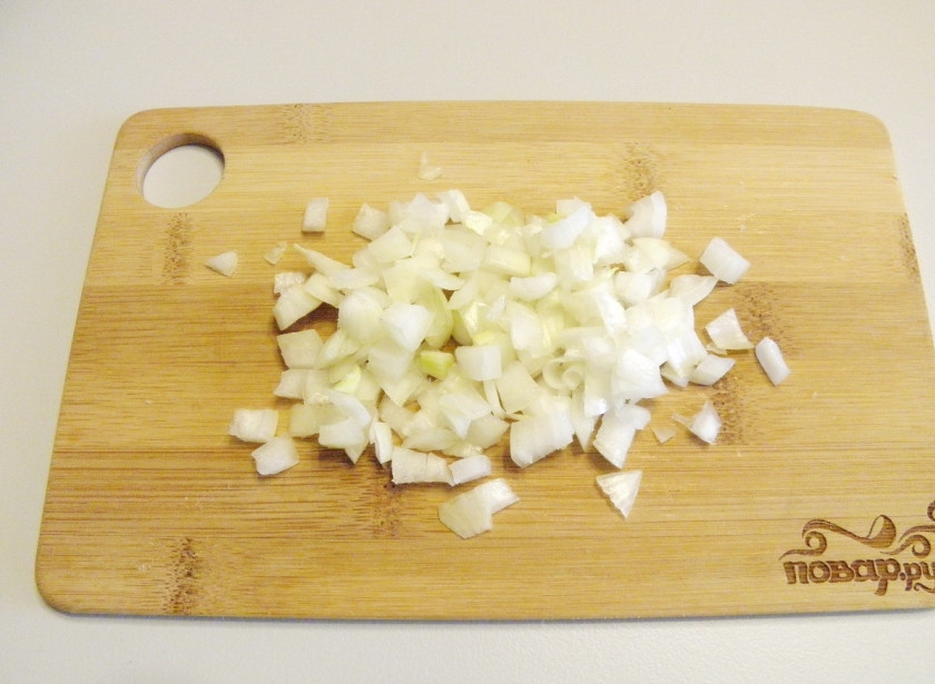 1. Этап. Салат с картошкой и сыром: Лук мелко покрошите. Если лук очень острый, обдайте его к пятком, чтобы ушла основная горечь.