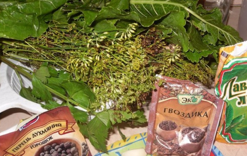 1. Этап. Соленые помидоры без закатки: Предварительно варим маринад. Для этого смешаем воду, сахар, соль, перец горошком, лавровые листы, гвоздику. Маринад охлаждаем.