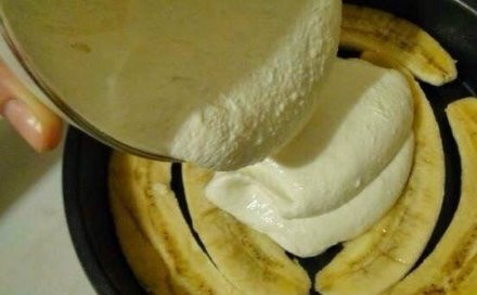 1. Этап. Банановая запеканка с йогуртом: 2. Бананы нарезаем вдоль и выкладываем в смазанную форму для запекания - это будет наша основа. Тем временем взбиваем творог и питьевой йогурт без добавок, добавляем немного корицы или ванильный сахар (по вашему вкусу).