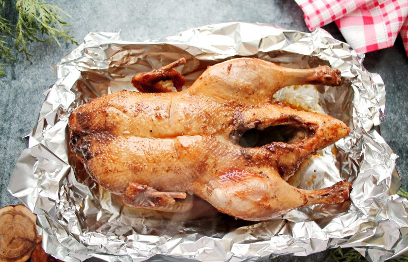 1. Этап. Утка в имбирной глазури: Закройте форму с уткой фольгой. Готовьте утку в духовке в течение одного часа при температуре 180 градусов.