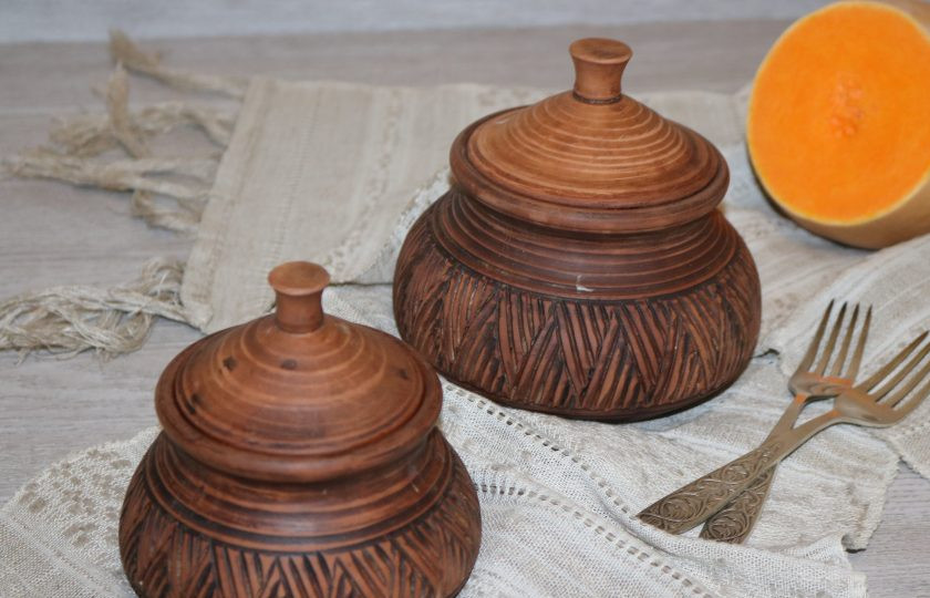 1. Этап. Курица с тыквой в горшочке: Достаньте горшочки из духовки и дайте им постоять 5 минут.