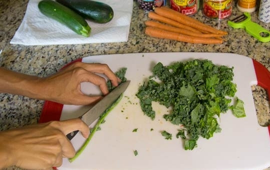 1. Этап. Перуанский суп с овощами и фасолью: 4. И зелень.