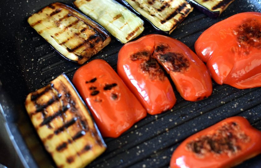 1. Этап. Салат из овощей-гриль со свежим огурцом: Перцы и баклажан нарежьте ломтиками и поджарьте на сковороде-гриль, пару раз перевернув. Перцы заверните в фольгу, дайте им остыть, затем снимите кожицу. Баклажаны просто остудите.