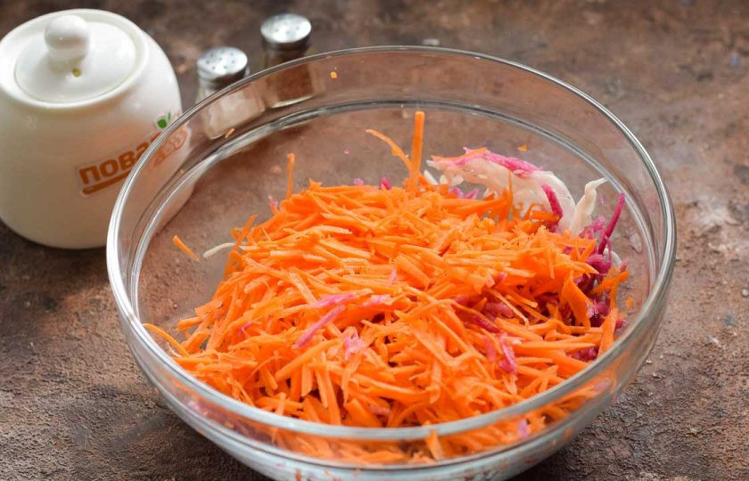1. Этап. Салат из редьки с капустой: Морковь очистите и вымойте, натрите также на терке и добавьте в салат.